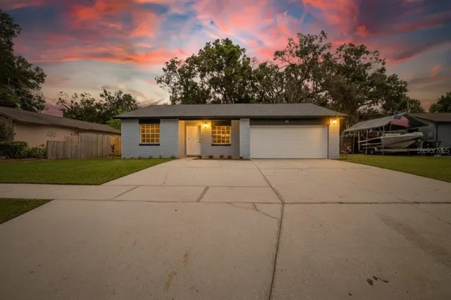 $369,000 | 423 Forest Oak Drive, Seffner, FL 33584