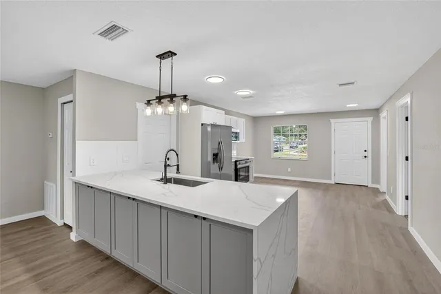 $369,000 | 423 Forest Oak Drive, Seffner, FL 33584