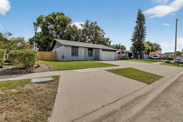 $369,000 | 423 Forest Oak Drive, Seffner, FL 33584