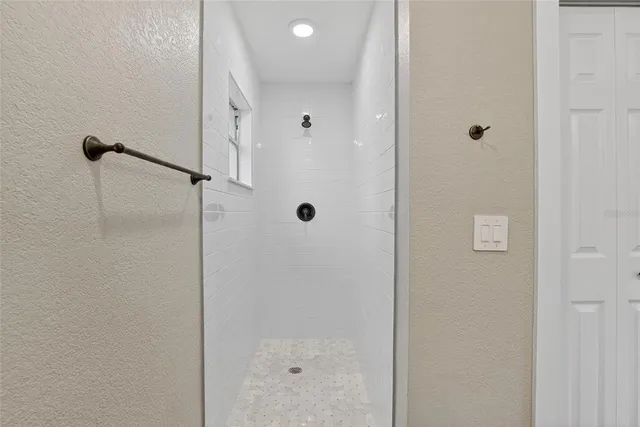 $369,000 | 423 Forest Oak Drive, Seffner, FL 33584