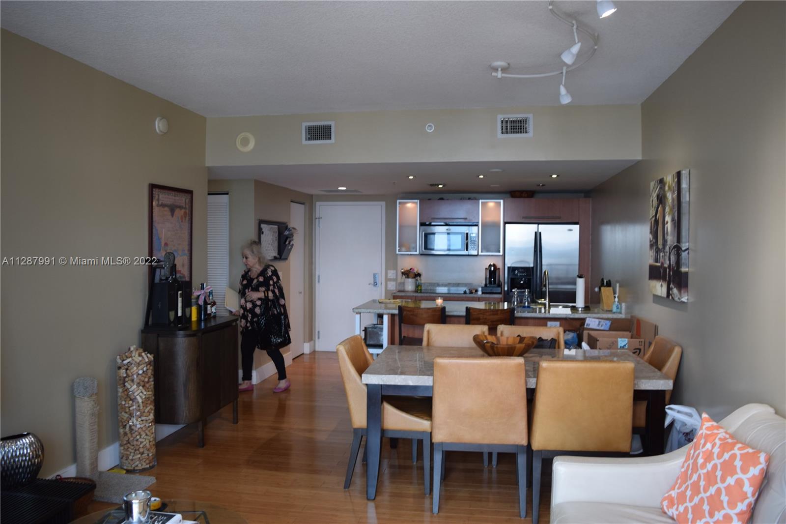 185 Southwest 7th Street, Unit 4014 Miami, FL 33130 - Photo 15 of 21 a view of a dining room with furniture