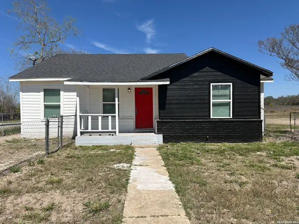 $250,000 | 514 Davis Avenue, Devine, TX 78016