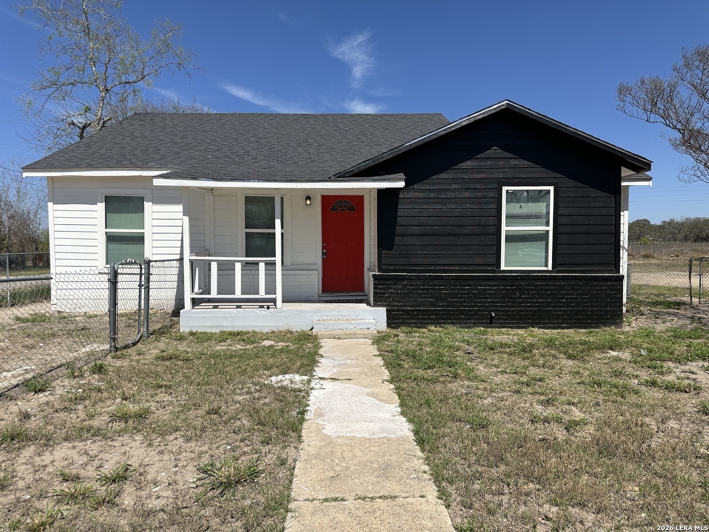 514 Davis Avenue Devine, TX 78016 - Photo 2 of 13