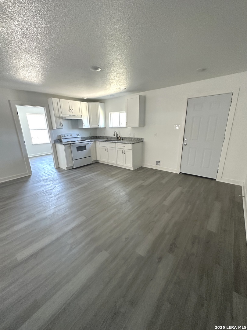 514 Davis Avenue Devine, TX 78016 - Photo 5 of 13