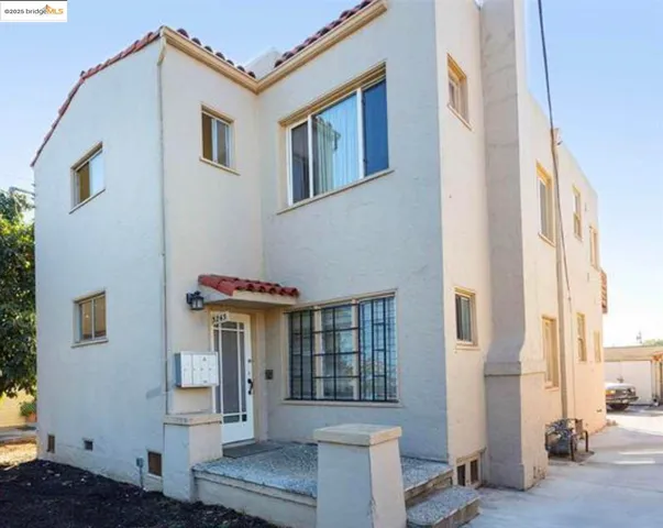 a view of an entryway of house