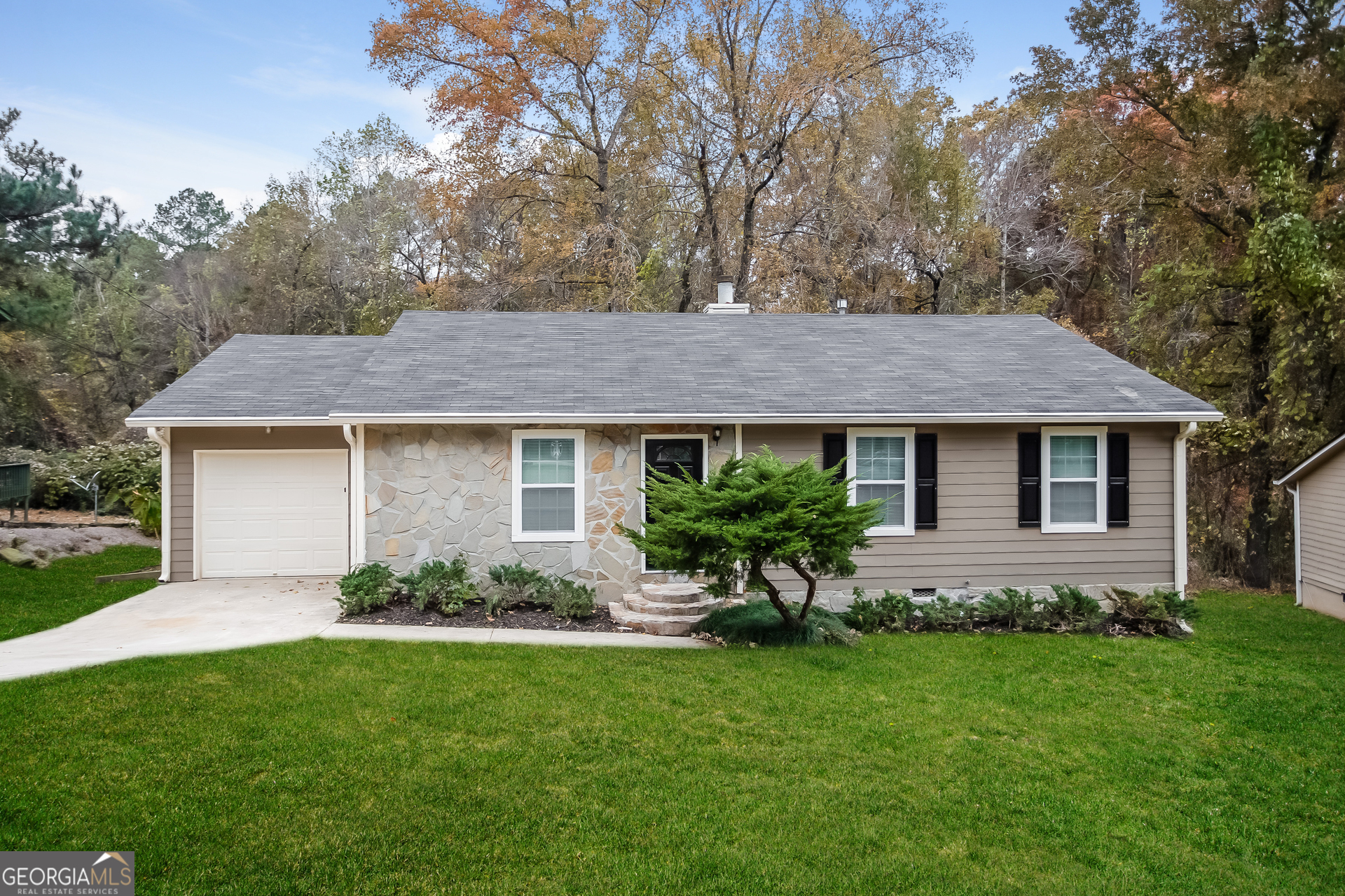 a view of a house with a yard and plants