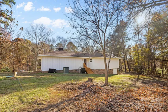 a view of a house with backyard