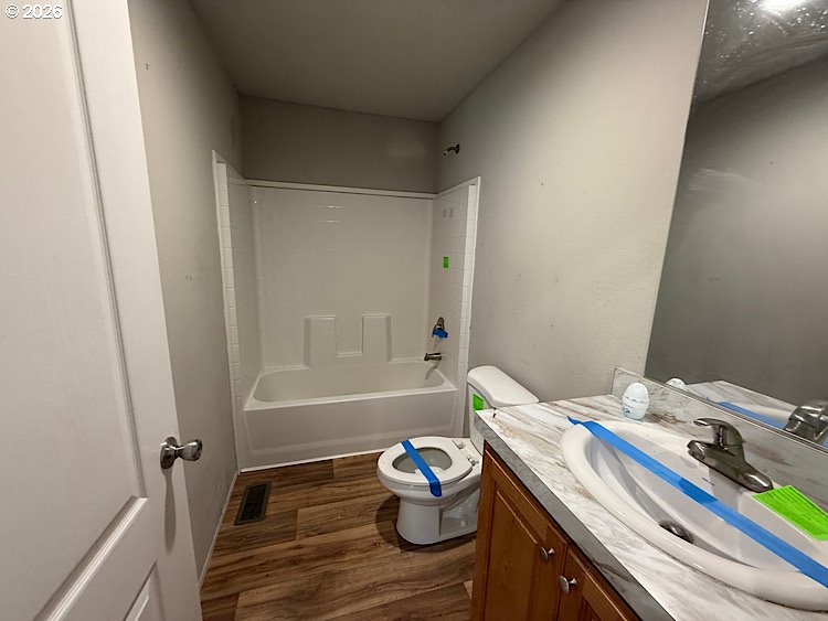 16125 Hawks Lair Road La Pine, OR 97739 - Photo 17 of 35 a bathroom with a sink and a tub