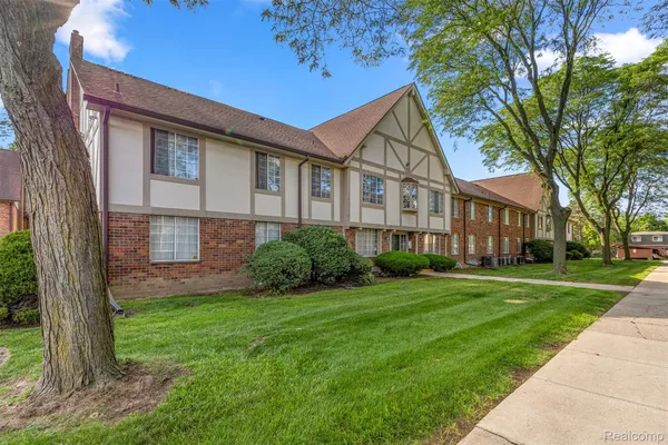 $109,900 | 30220 Southfield Road, Southfield, MI 48076