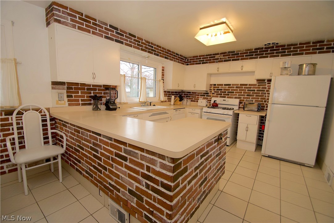 1088 Carver Road Cleveland, OH 44112 - Photo 20 of 33