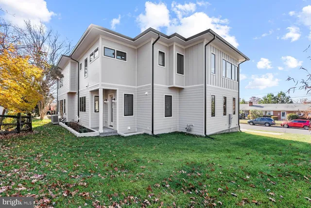 $2,625,000 | 2115 Natahoa Court, Falls Church, VA 22043