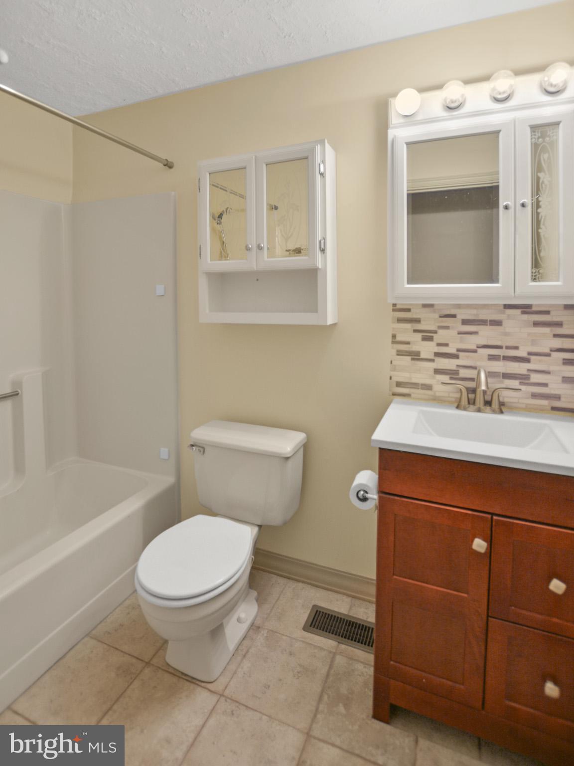 8103 Stevens Road Thurmont, MD 21788 - Photo 27 of 38 Main level full hall bathroom.