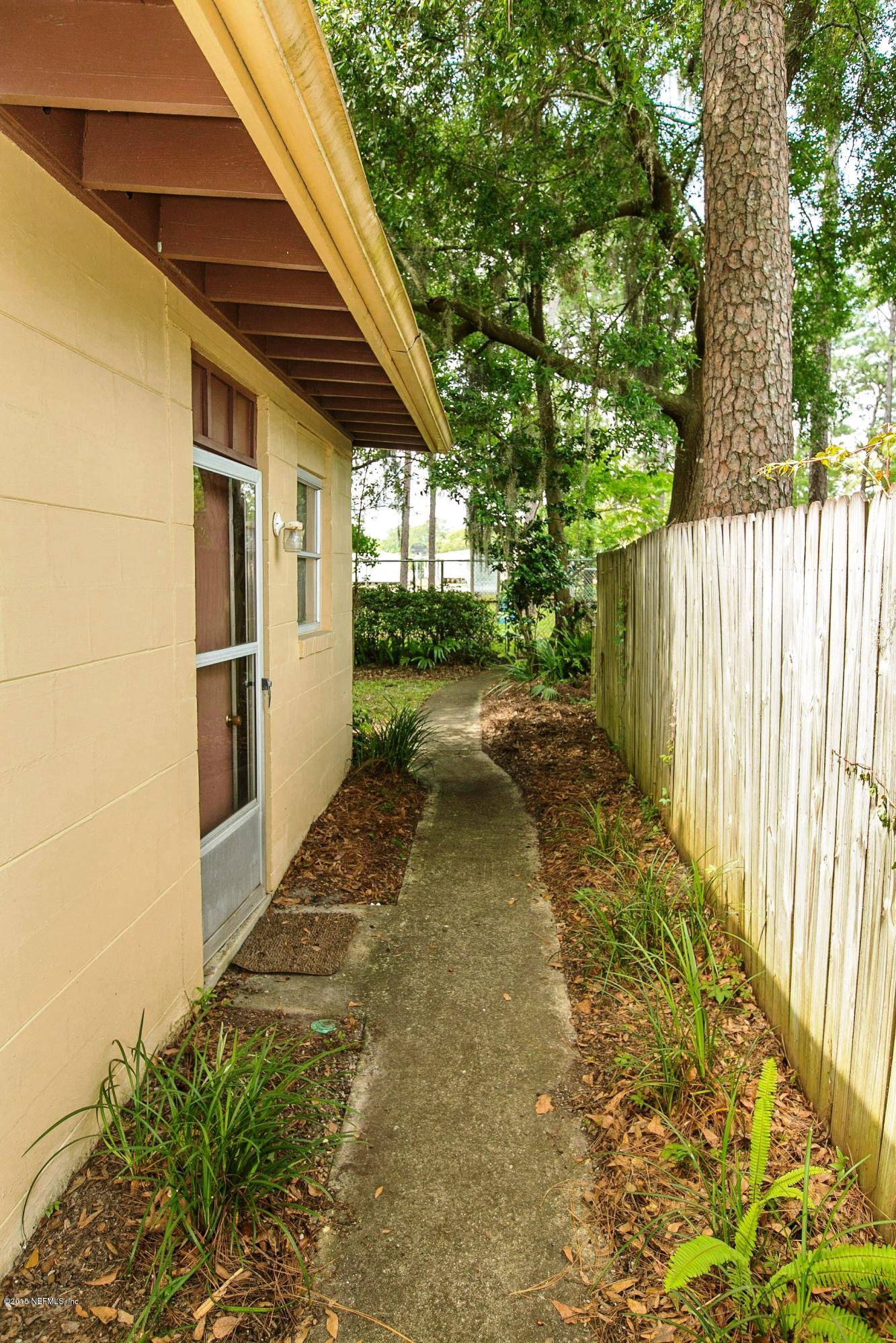 7012 Altama Road Jacksonville, FL 32216 - Photo 17 of 26 020_Sidewalk to yardBack