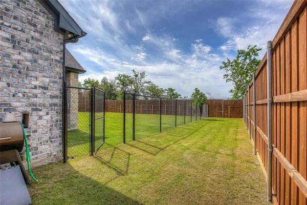 a view of a backyard