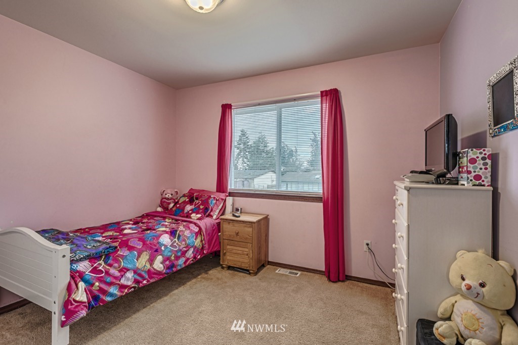 2430 Southwest Navigator Loop Oak Harbor, WA 98277 - Photo 11 of 17 Gallery Image 11
