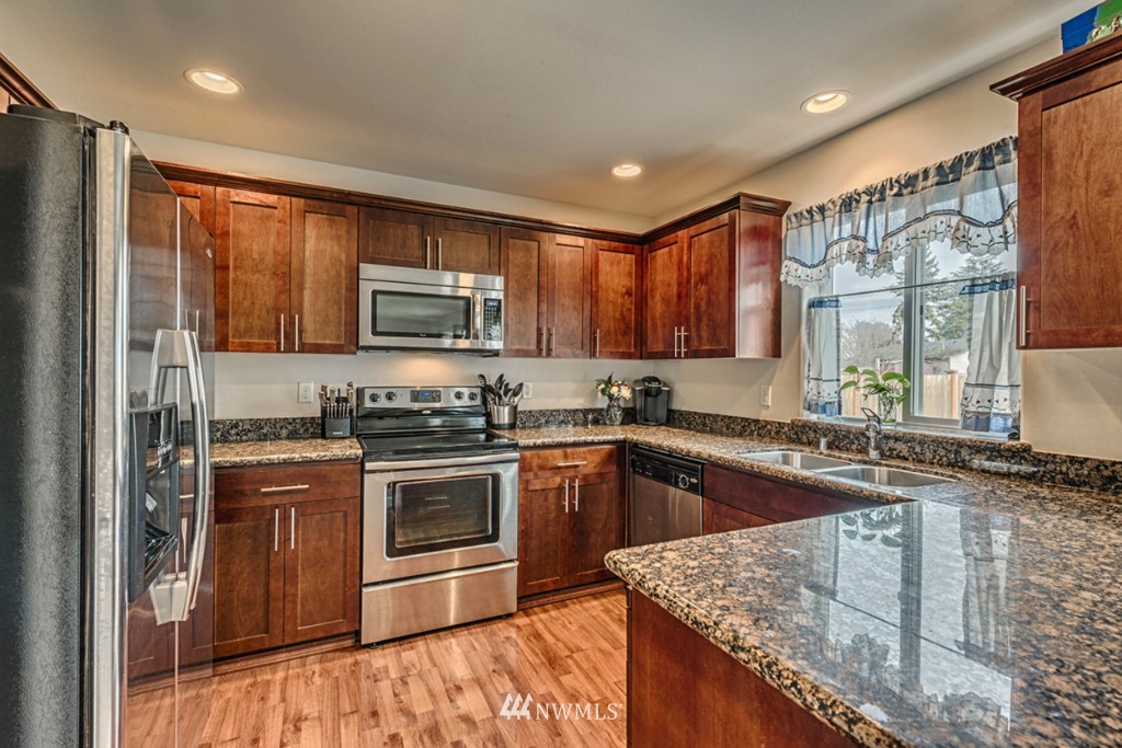 2430 Southwest Navigator Loop Oak Harbor, WA 98277 - Photo 3 of 17 Gallery Image 3