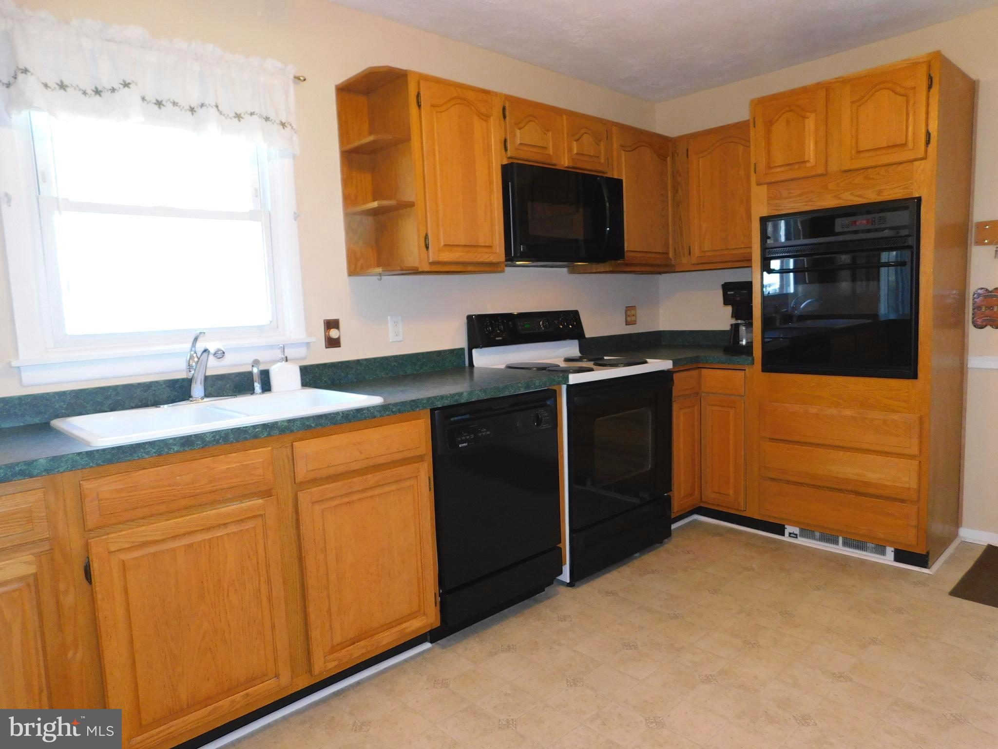 206 Tennessee Road Stevensville, MD 21666 - Photo 8 of 29 4-Burner Electric Range & Built-In Microwave