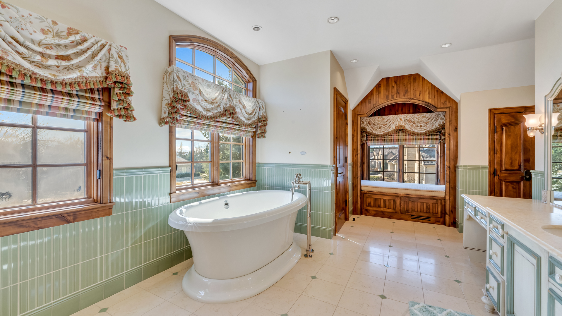 137 Singletree Road Orland Park, IL 60467 - Photo 35 of 75 a spacious bathroom with a tub sink and mirror