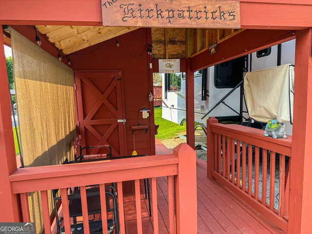 a view of entryway with a front door