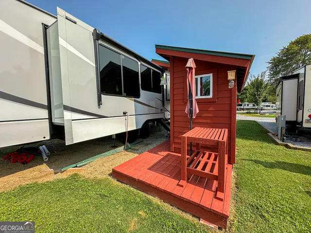a view of an outdoor kitchen