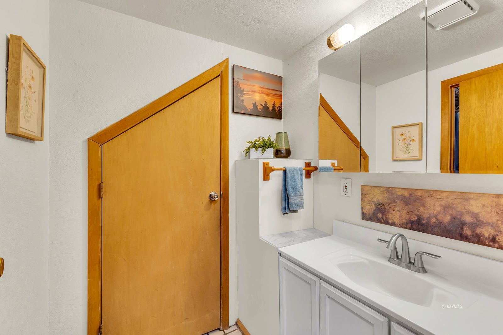 26750 Saunders Meadow Road Idyllwild, CA 92549 - Photo 23 of 56 a bathroom with a sink and a mirror