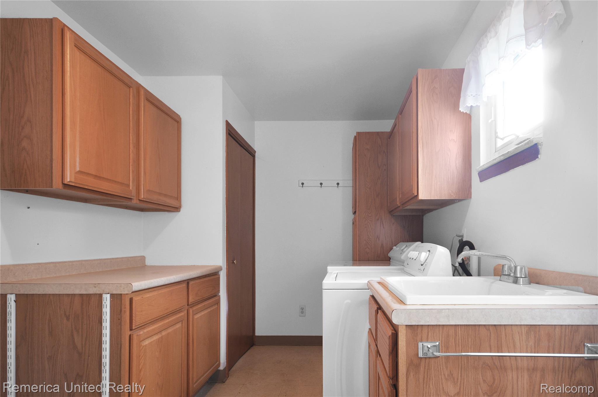 500 Keddle Road Howell, MI 48843 - Photo 18 of 30 14 laundry.jpg