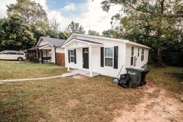 a view of a house with backyard