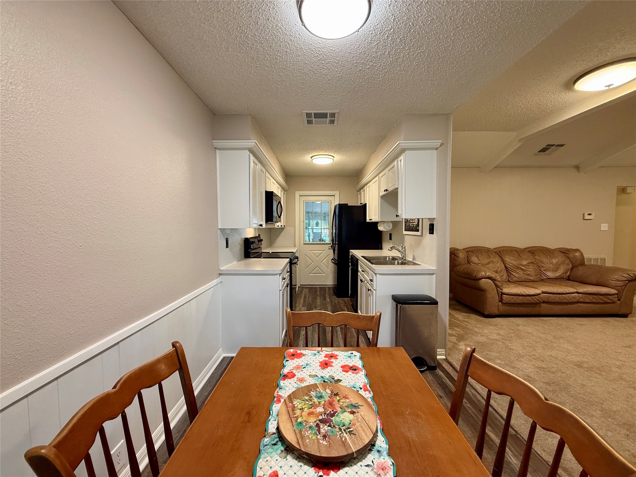 552 Sims Drive Angleton, TX 77515 - Photo 9 of 34 Gallery Image 9