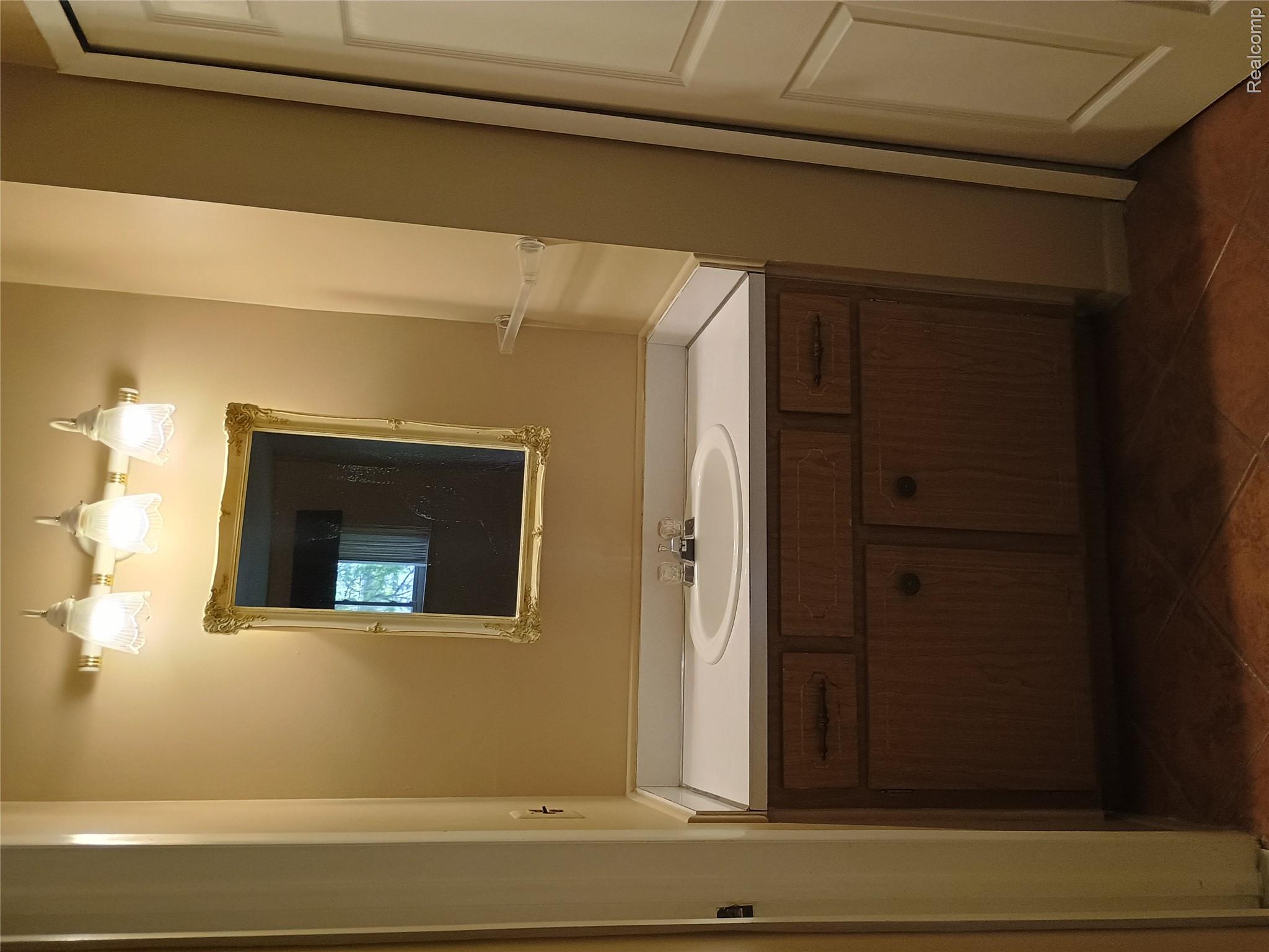 112 Stratford Lane Rochester, MI 48309 - Photo 19 of 37 18-f23f632125d9a020c86f9f1fce216db3.jpg