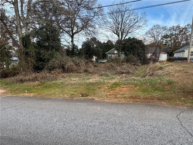 a view of a yard with a tree