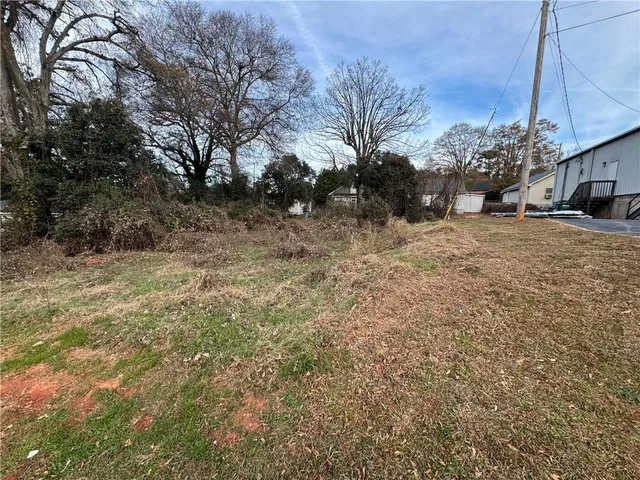 a view of a yard with a house