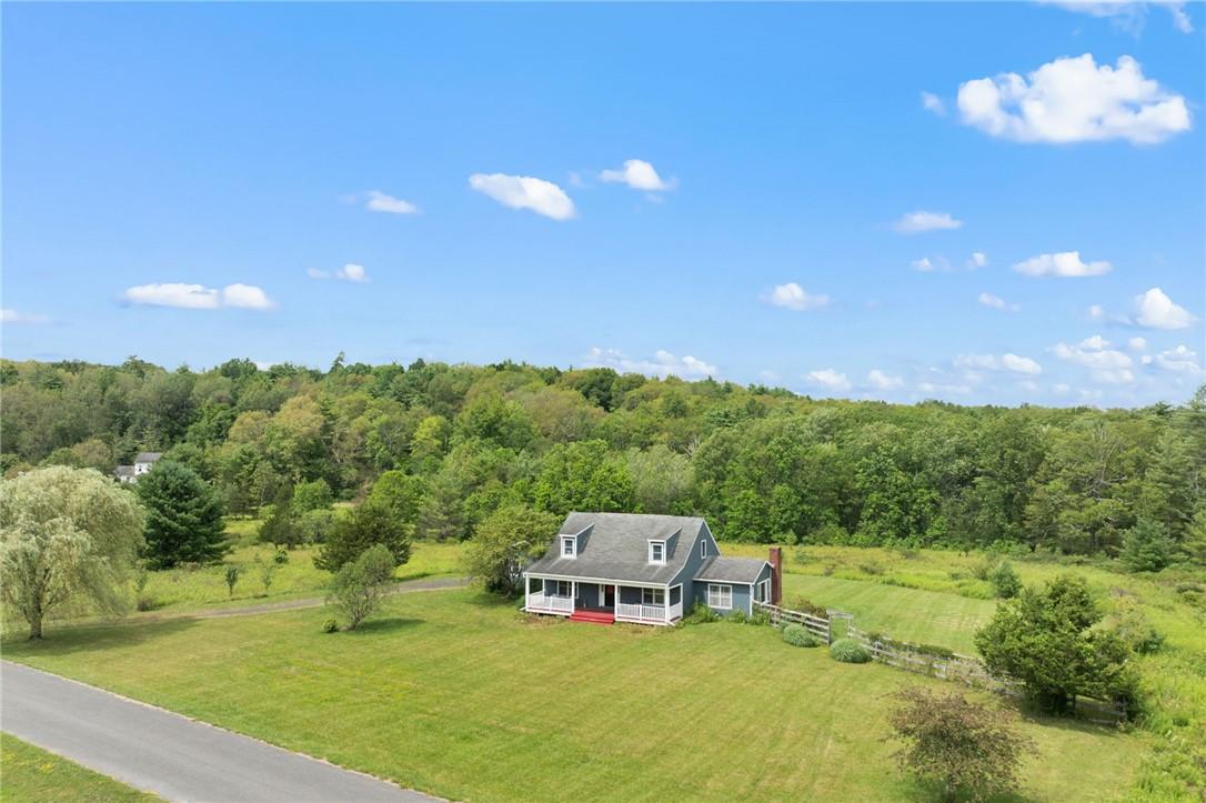 a view of a big room with a big yard