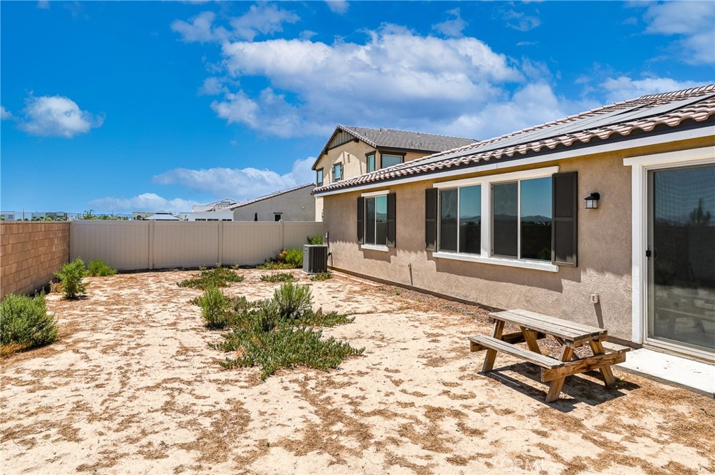 711 Ballesteros Street Perris, CA 92571 - Photo 8 of 39 Backyard