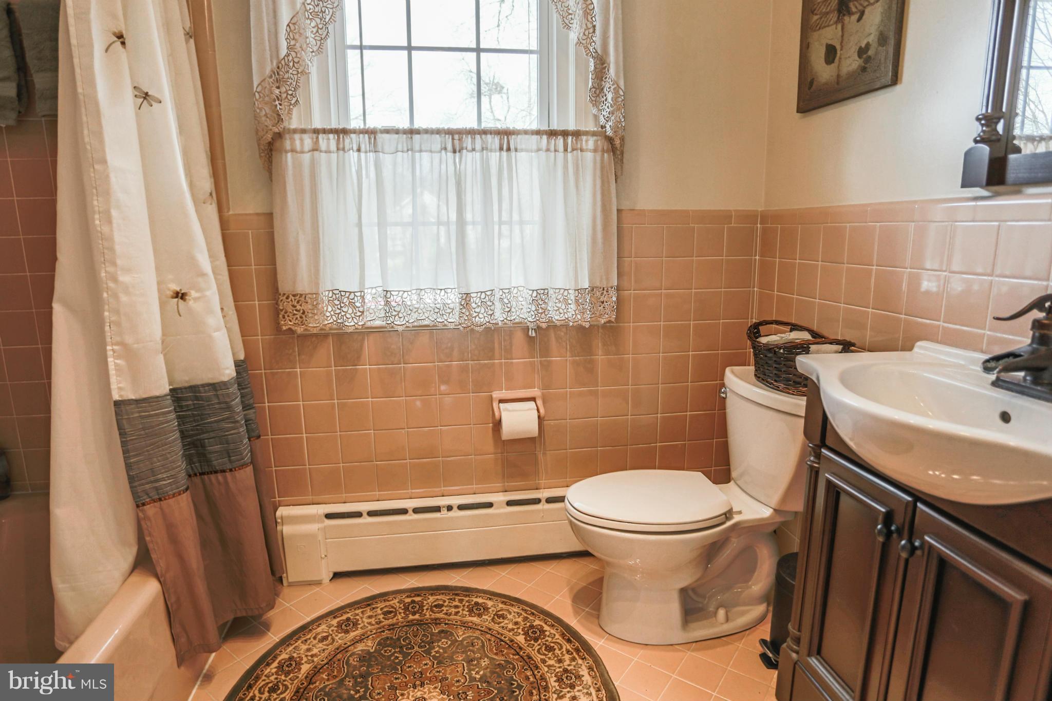 15312 Merrifields Court Silver Spring, MD 20906 - Photo 13 of 30 Main level bath with tub/shower