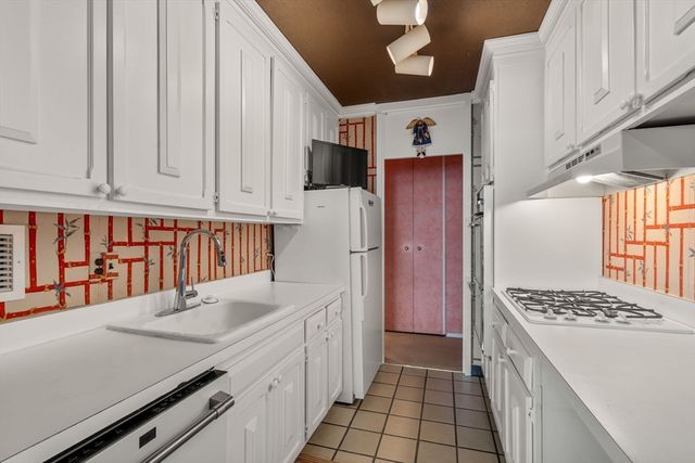 $1,330,000 | 85 East India Row, Unit 18B, Boston, MA 02110