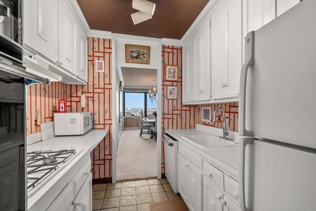 $1,330,000 | 85 East India Row, Unit 18B, Boston, MA 02110