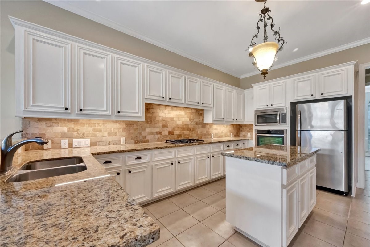 15511 Turtle Oak Court Houston, TX 77059 - Photo 19 of 50 a kitchen with stainless steel appliances granite countertop a sink stove and refrigerator