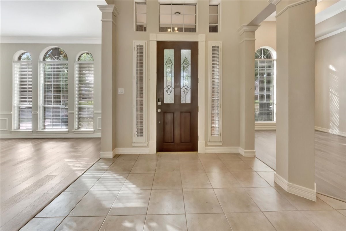 15511 Turtle Oak Court Houston, TX 77059 - Photo 5 of 50 a view of an entryway with a livingroom