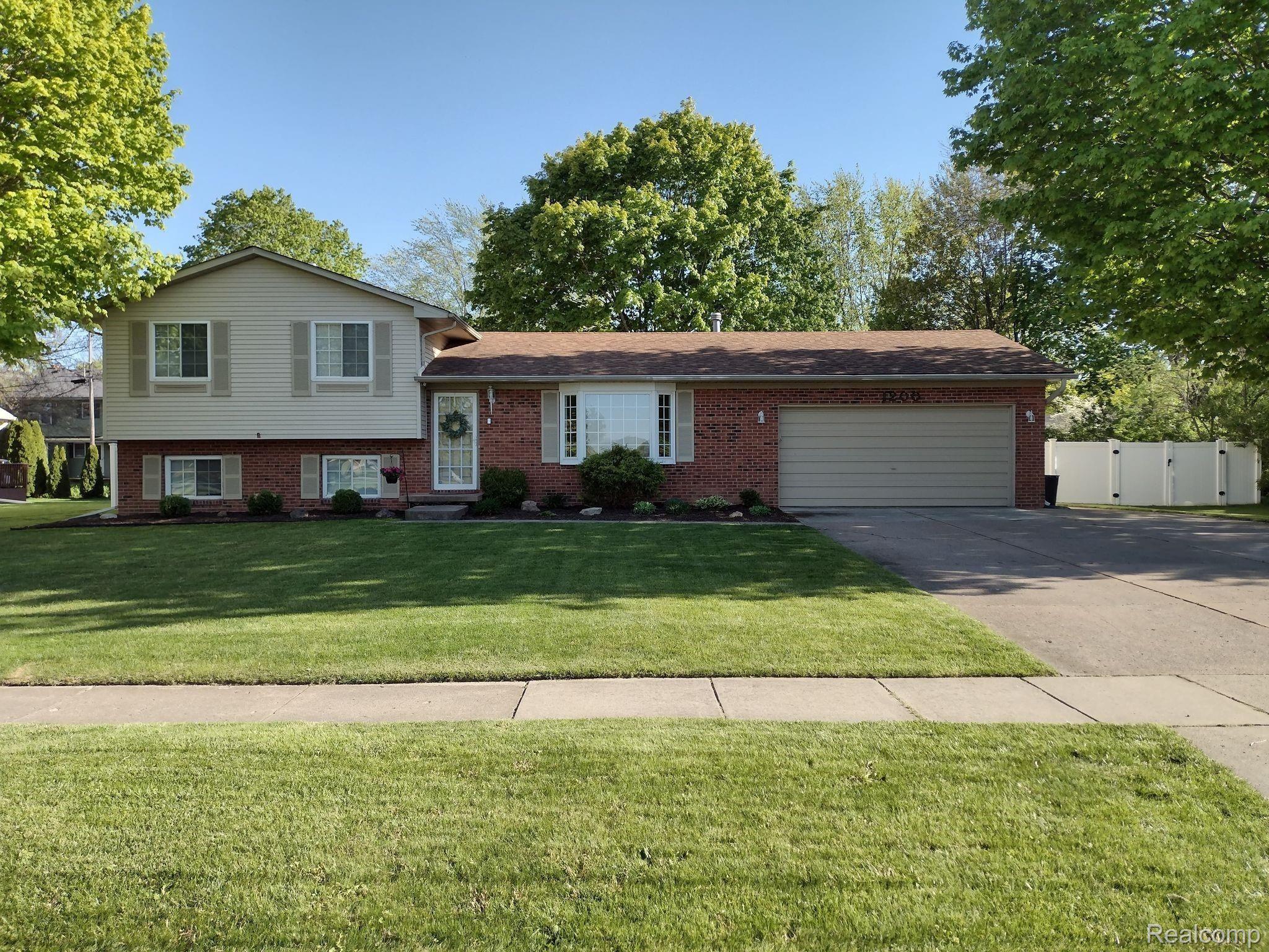 1200 Springview Drive Flushing, MI 48433 - Photo 1 of 24 1.jpg