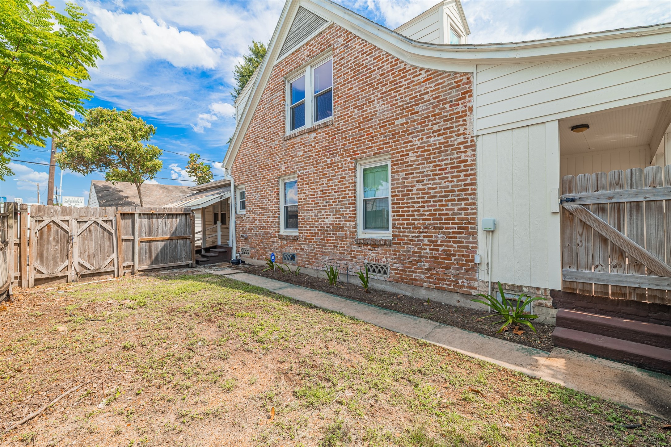 2438 Albans Road Houston, TX 77005 - Photo 28 of 35 Side yard