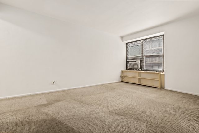 6118 North Sheridan Road, Unit 206 Chicago, IL 60660 - Photo 2 of 18 an empty room with closet