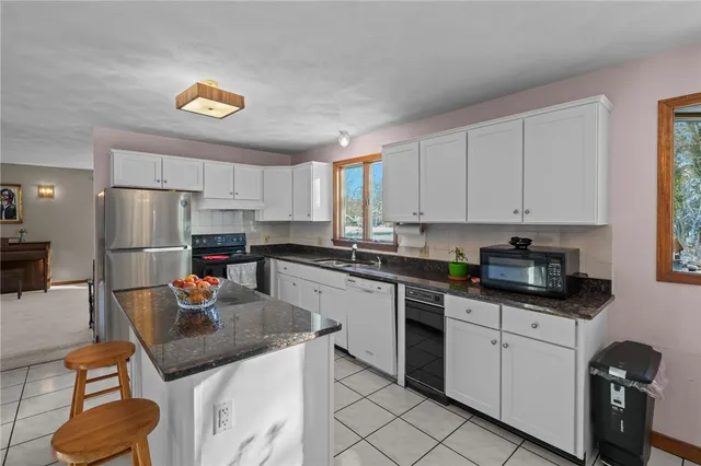 $699,900 | 10 Arrowhead Way, Warwick, RI 02886