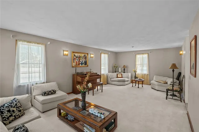 $699,900 | 10 Arrowhead Way, Warwick, RI 02886