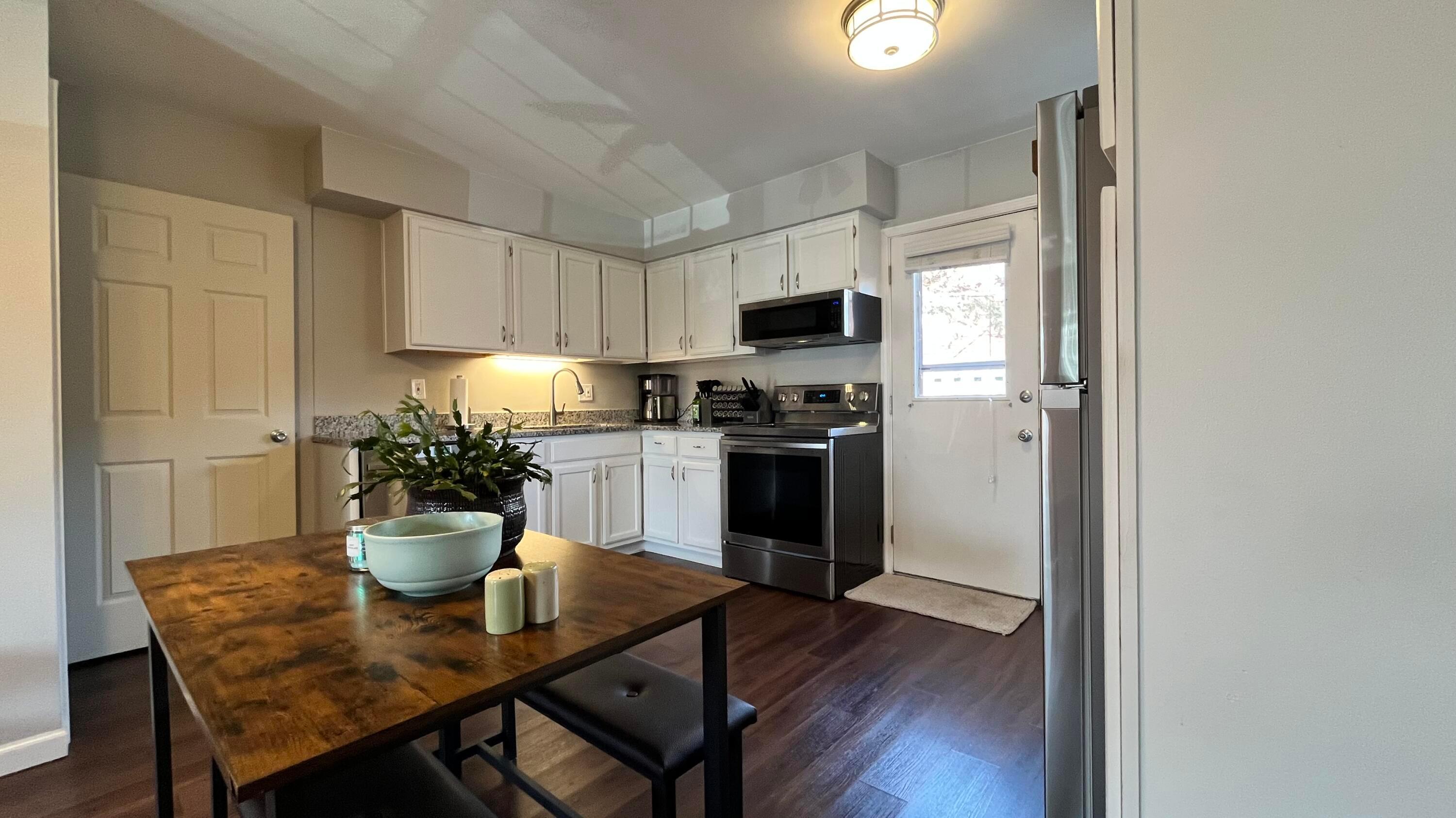 5696 Beechcroft Road, Unit B Columbus, OH 43229 - Photo 7 of 16 Eating Space