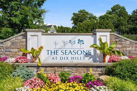 $1,225,000 | 21 Seasons Way, Dix Hills, NY 11746
