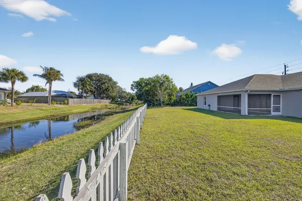 a view of a yard with front of house