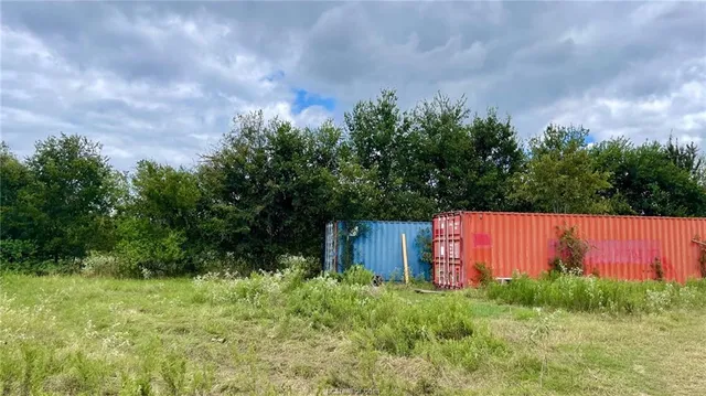 a view of a back yard