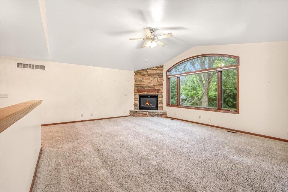 3467 Country View Drive Delavan, WI 53115 - Photo 3 of 39 living room