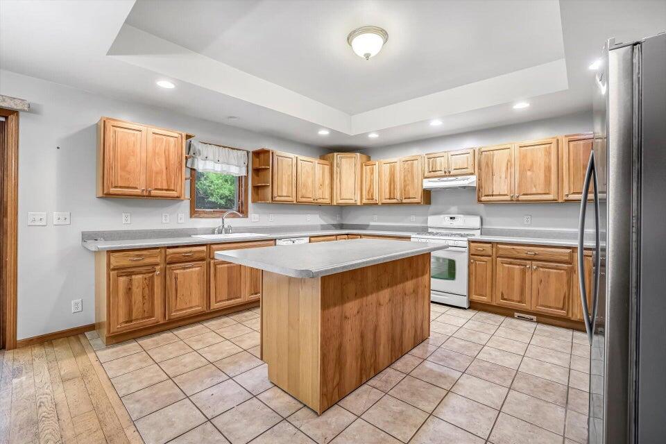 3467 Country View Drive Delavan, WI 53115 - Photo 9 of 39 kitchen