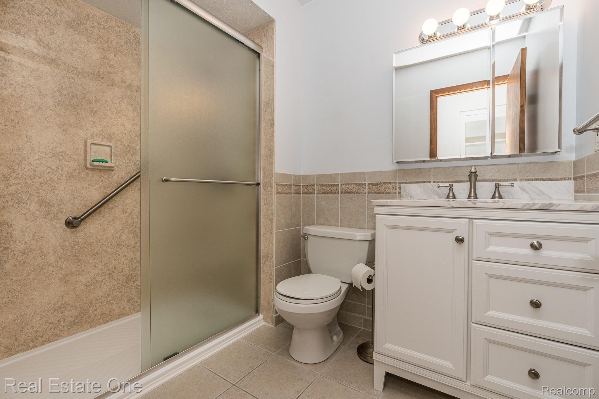 267 Arizona Avenue Rochester, MI 48309 - Photo 18 of 39 UPDATED Full Bath -New Cabinet w/Granite & Ceramic Tile -2'nd Floor